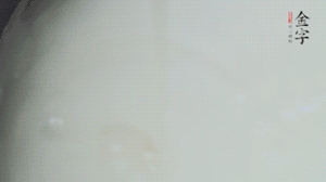 將浸泡了30分鐘的米放入電飯煲中，在水中加入半勺油。