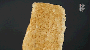 油炸豬皮冷水泡發(fā)，切成菱形。