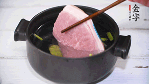 整塊豬肉，加蔥、姜片、料酒焯水。