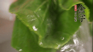 小青菜從根部掰開，分別洗凈。