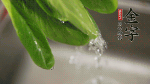 燒一鍋開(kāi)水，滴一點(diǎn)油，水開(kāi)后汆燙青菜至斷生即可。
