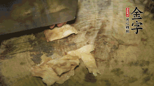 加適量溫水淹沒食材，大火燉至水沸后再小火慢燉1小時，出鍋前10分鐘加枸杞。（焯過水后的豬蹄不應(yīng)再用涼水，用溫水燉煮更容易軟爛。也可以用高壓鍋或者有煲湯功能的電飯煲，省時又便于入味。）