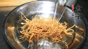 蟲草花用涼水浸泡10分鐘，干香菇溫水泡發(fā)至軟去蒂備用。蓮子、紅棗也可一同清洗干凈。