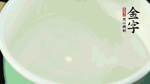 鍋中盛涼水，放入汆燙好的鴿子、火腿片、生姜片。