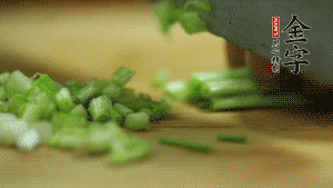 小蔥切成蔥花。