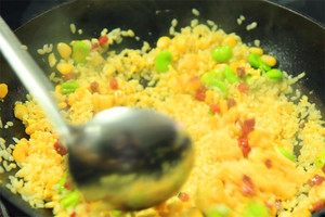 然后加入炒好的食材混合均勻，炒熟即可。出鍋前加少許黑胡椒、鹽和蔥花就可以啦?。?！