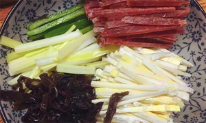 黑木耳泡發(fā)，黑木耳、韭黃、雷筍、青椒切成絲。