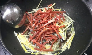 火腿絲、筍絲、黑木耳絲汆水后，瀝干。