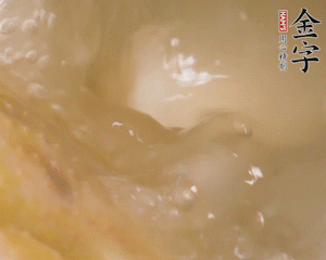 沸騰后撈出蔥結(jié)，小火燉45分鐘，加山藥再燉15分鐘。