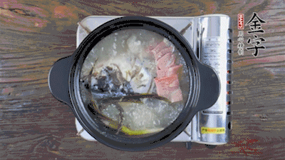 放豆腐、海鮮菇繼續(xù)中小火煮5分鐘。
