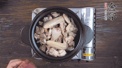 將雞肉塊、火腿、料酒、姜一同放入在燉鍋中，加冷水大火煮開后，小火燉煮40分鐘。