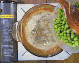 豌豆粒焯水30秒，過(guò)涼水。