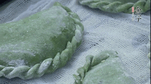 【制作】2.蒸架上墊浸濕的屜布，再放上清明果，大火蒸10~15分鐘，完成，出鍋啦！
