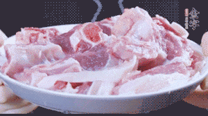 新鮮羊肉冷水入鍋，加姜片、清水焯水，除去血沫。