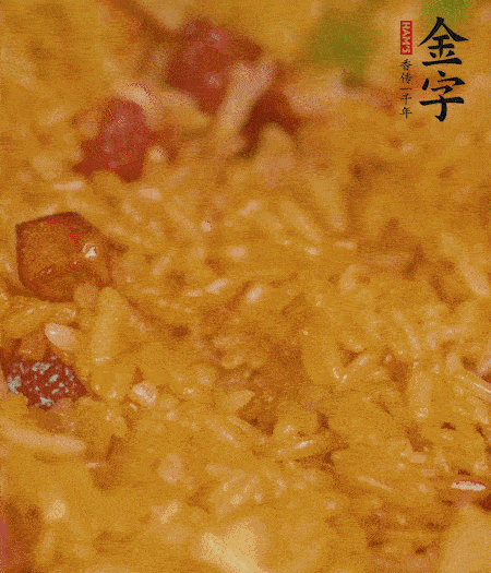 放一撮鹽、生抽少許，倒入炸好的芋頭。最后撒蔥花、蒜末翻炒均勻。