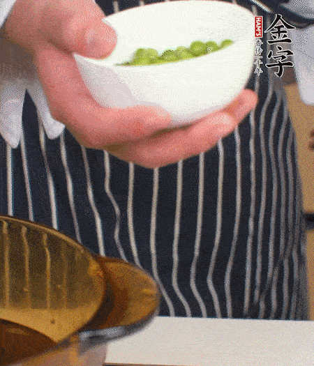 胡蘿卜、豌豆和干花菇焯水。