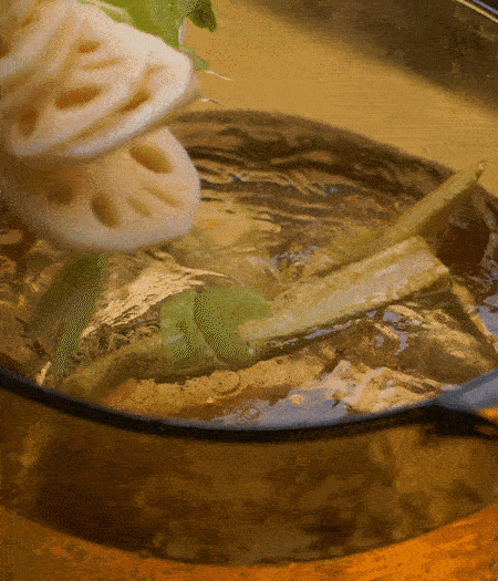 把玉米筍（對(duì)半切開(kāi)）、西芹（切斜片）、蓮藕（切片），放入開(kāi)水鍋內(nèi)，加點(diǎn)少許鹽、油，汆燙2分鐘。