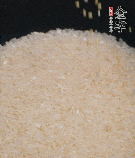 大米和小米一起燜成米飯。