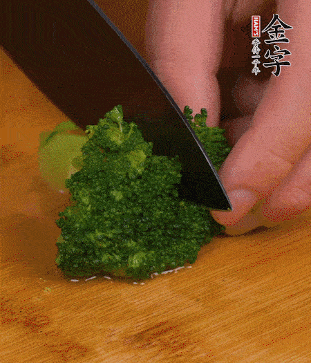 西蘭花用淡鹽水浸泡十幾分鐘后過開水焯燙熟后撈出。