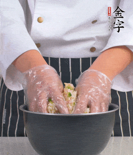 米飯中放西蘭花碎、咸肉丁，加少許黑胡椒、十來滴橄欖油拌勻。
