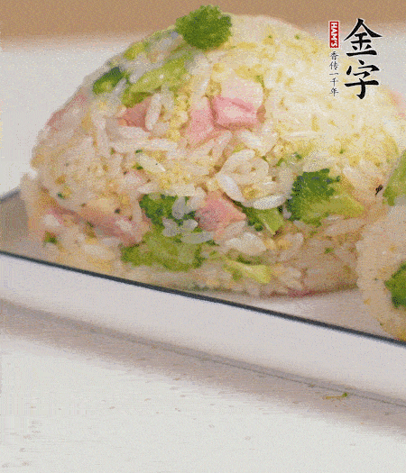 拌好的飯攥成飯團(tuán)。