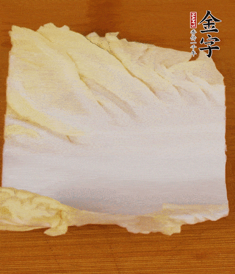 一片白菜一片淡火腿交替疊起，疊個(gè)兩三層放進(jìn)鍋內(nèi)，直到塞滿鍋。