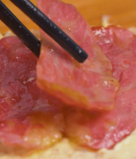 放上火腿、芝士片、生菜，再放一片土司。
