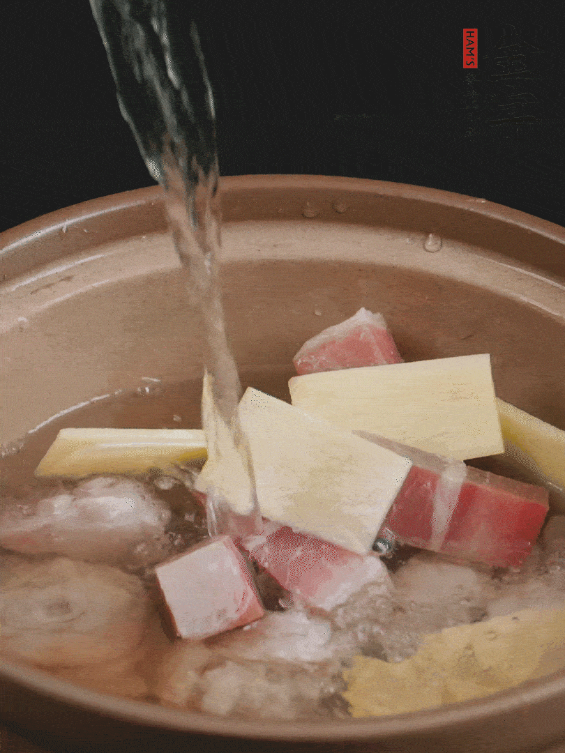 雞塊、火腿、姜片加適量料酒、清水燉80分鐘。
