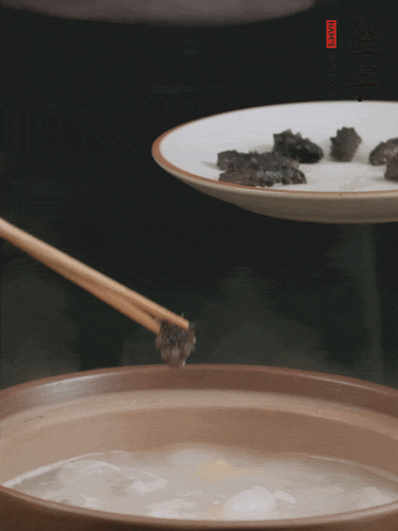 期間雞湯燉到80分鐘時(shí)，加小海參再燉10分鐘。