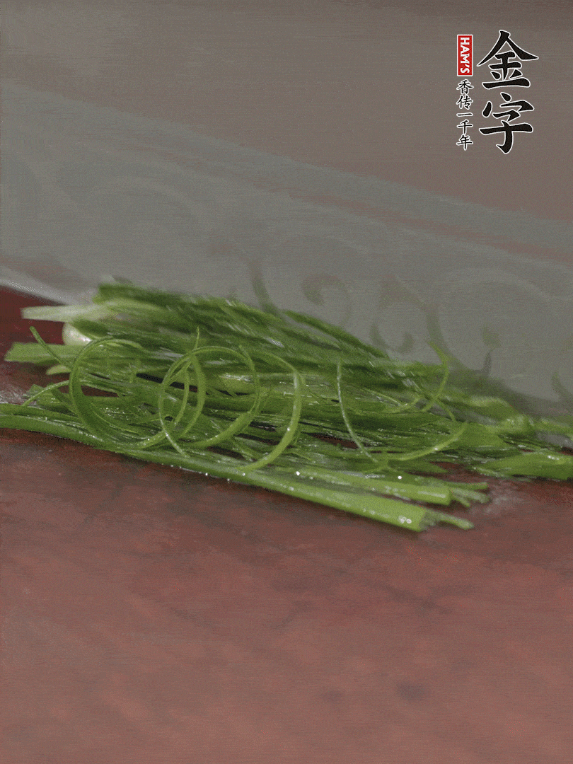 生姜切薄片，紅椒切細(xì)絲，小蔥蔥綠切細(xì)絲，泡入冰水中保持新鮮。