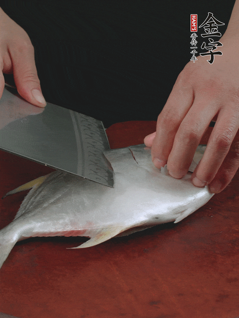 處理干凈銀鯧魚(yú)1條，表面斜刀切出花刀。