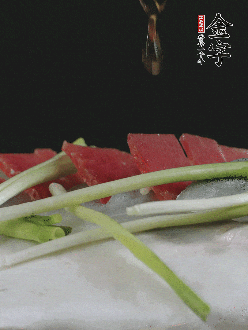 蔥白置于魚(yú)身，放適量豌豆，淋上花雕酒。