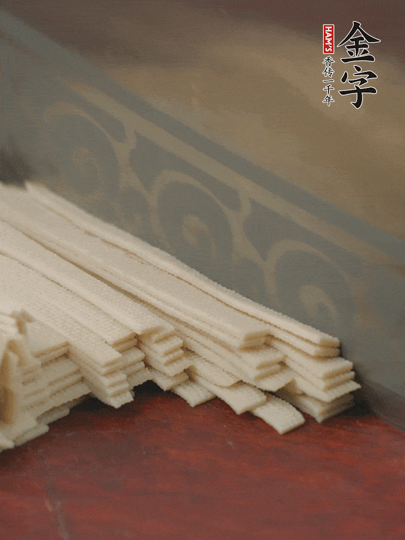 燉火腿期間，千張切細絲，白蘿卜去皮切細絲，蒜葉切細丁。