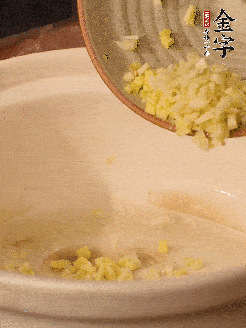 熱油下鍋，姜爆香。下冬瓜略微翻炒。