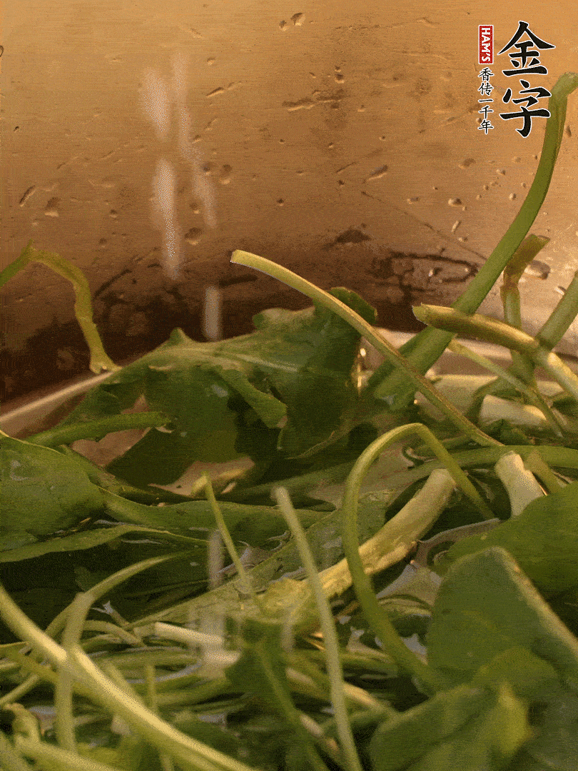 薺菜去掉根部，加小蘇打、鹽熱水沸騰燙軟。