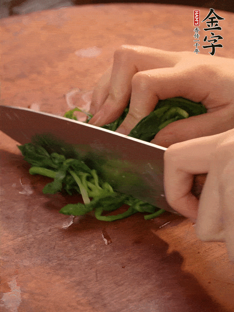 晾涼拽干水份，切碎備用。