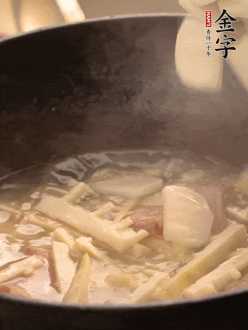 加一點(diǎn)開水后，放年糕燜2分鐘至軟。