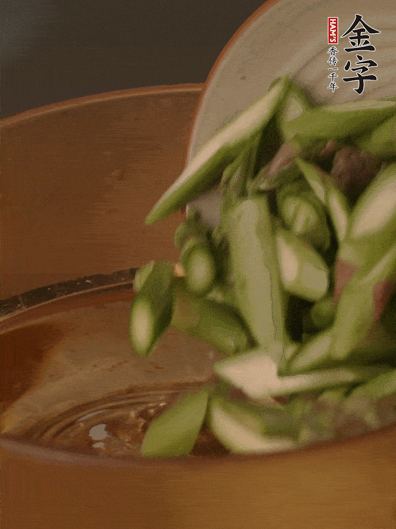 蘆筍、白玉菇焯水30秒備用。