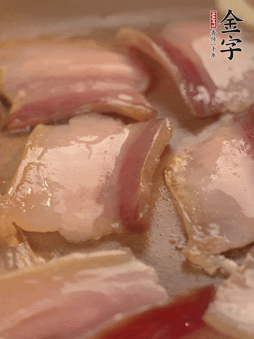 鍋中熱油煸香大蒜、咸肉。
