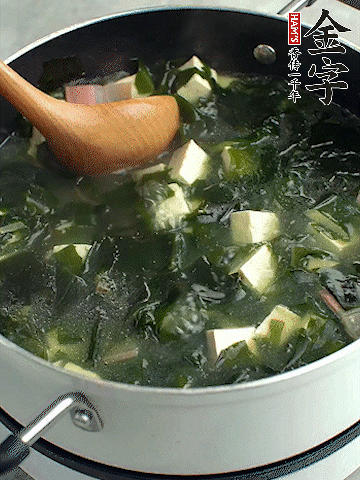 煮到沸騰后，再放入豆腐蓋蓋子煮3分鐘。