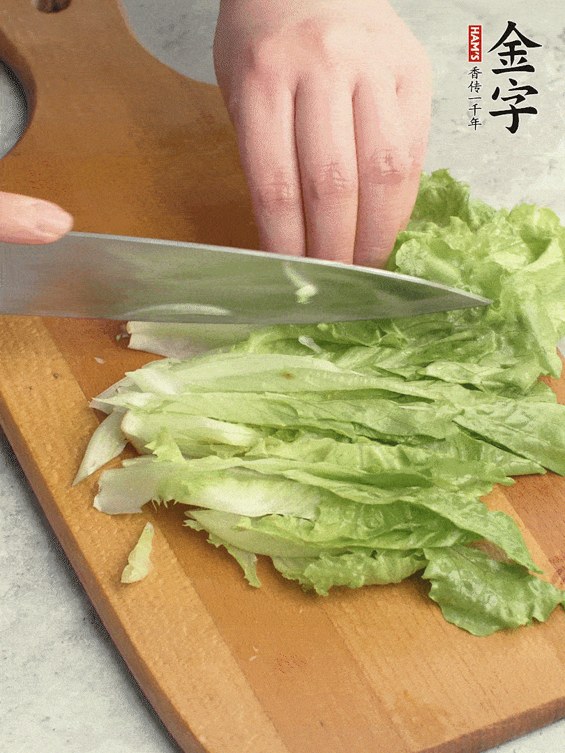 胡蘿卜、生菜、黃瓜切絲。