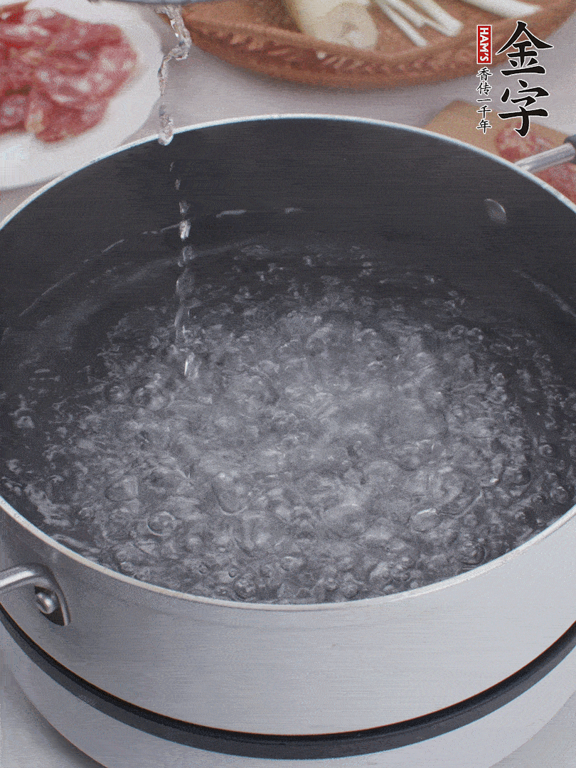 春筍去殼切片，焯水3分鐘。