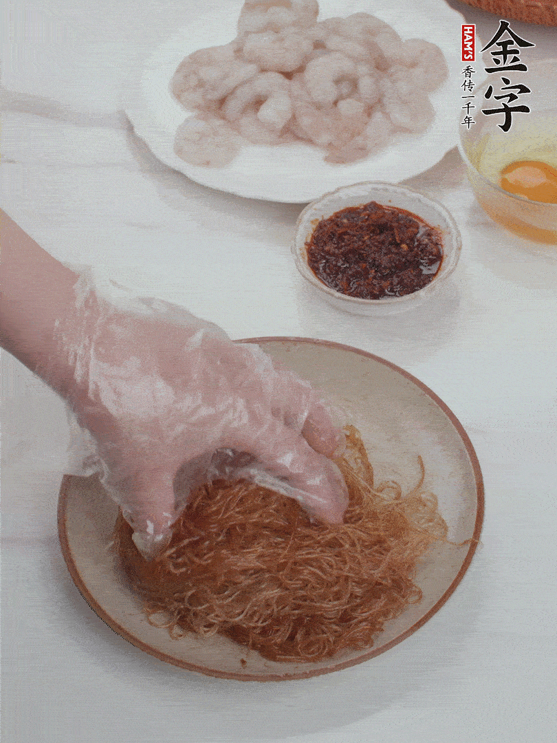 粉絲泡軟后，入沸水煮10秒，撈出后加1/2勺老抽、1/2勺食用油挑松。