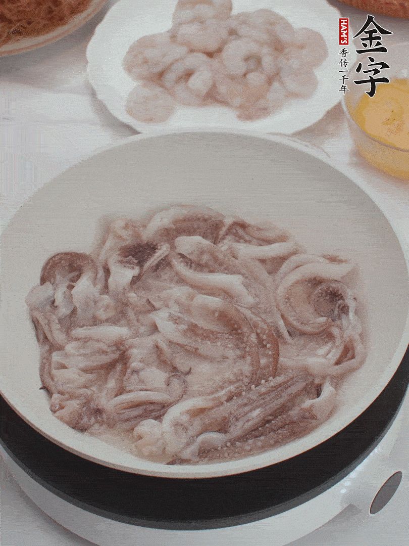 蝦仁、魷魚滑油，蛋液炒制半熟。