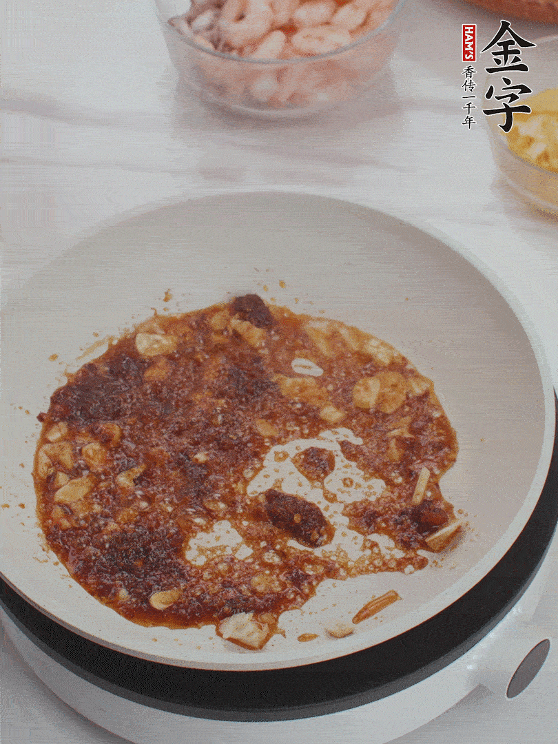 冷鍋熱油，1大勺金字火腿XO醬、蒜末炒香，倒粉絲一起炒。