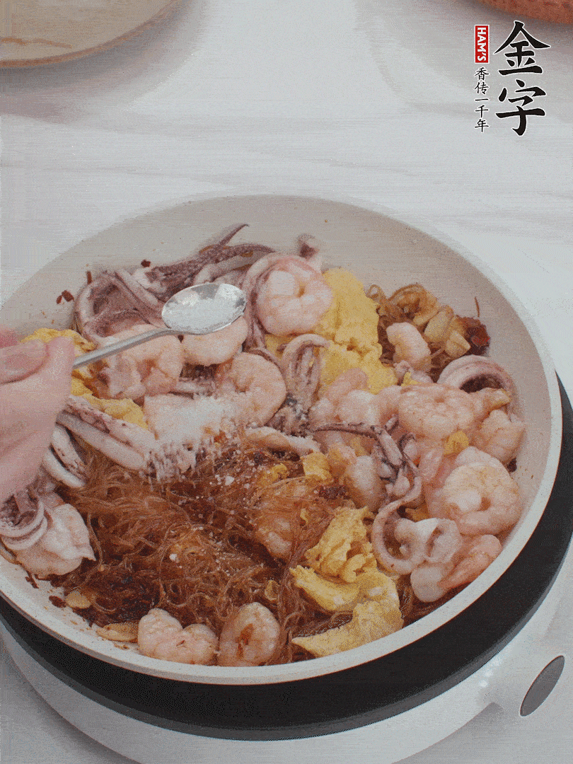 加雞蛋，蝦仁，魷魚混合。