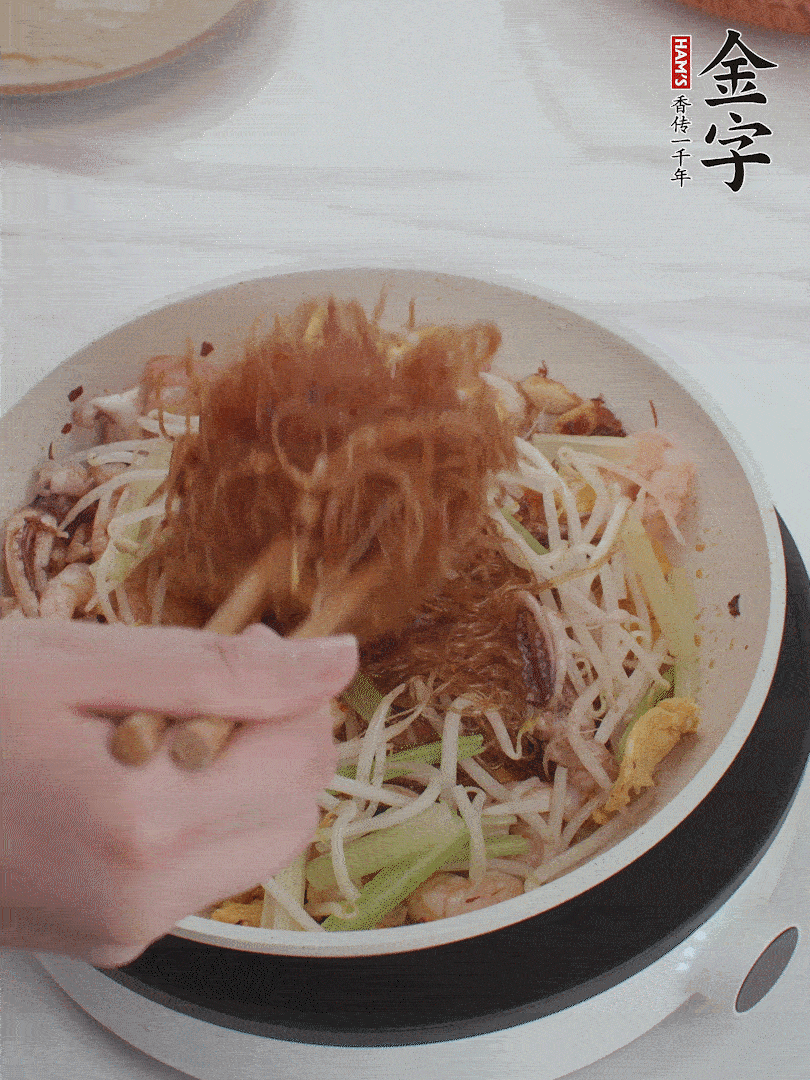 放焯好水的香芹、豆芽翻炒挑松。