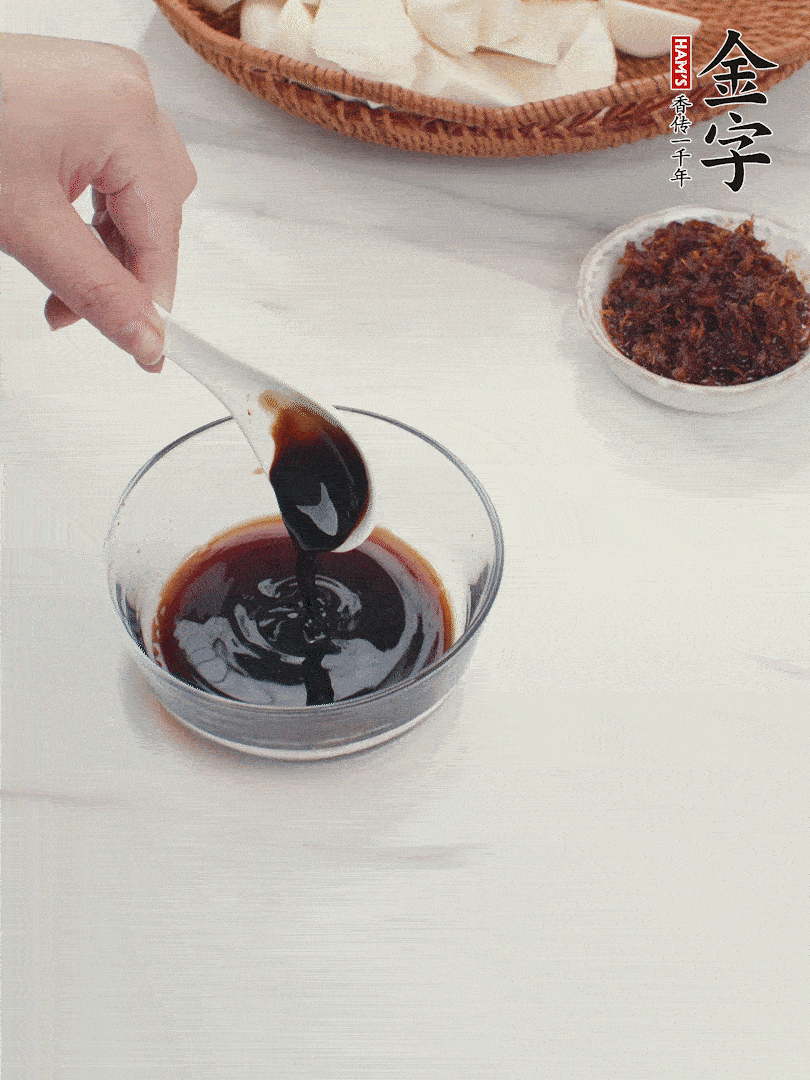 將生抽、老抽、黃酒和白砂糖在小碗里調(diào)成味汁。