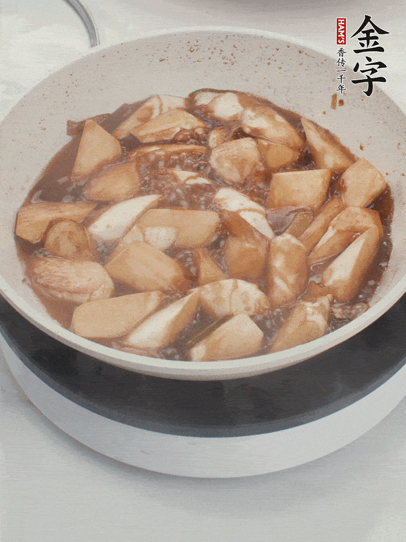 待茭白煸到微微發(fā)黃加入調(diào)好的味汁翻炒。加一小碗清水蓋蓋子燜3-4分鐘。