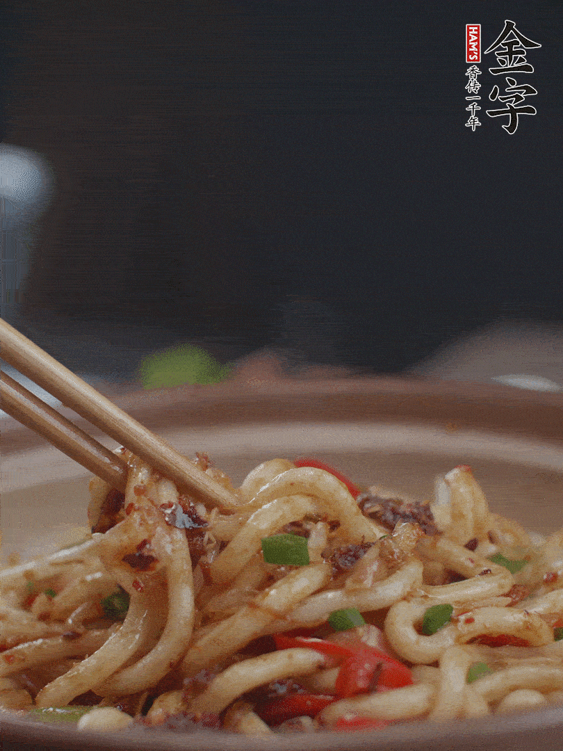 一小撮鹽調(diào)味。最后可以點綴香蔥段。